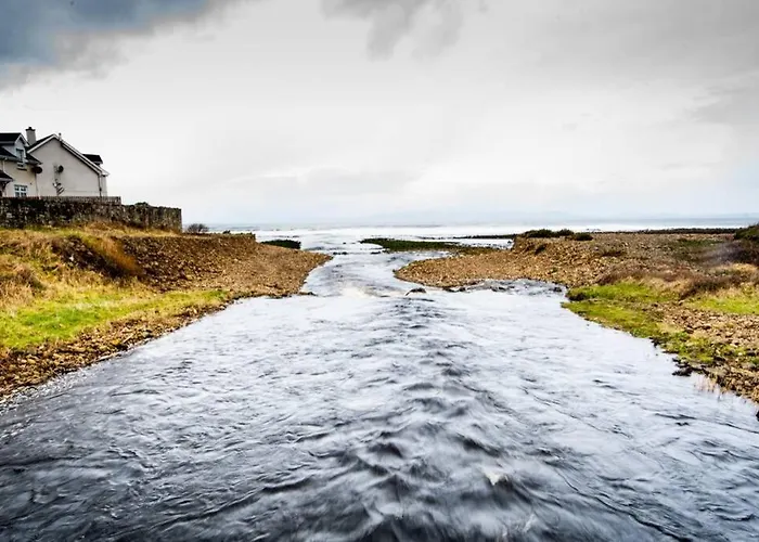 Fishermans Stunning Two Bedroom With Views Close To Town *